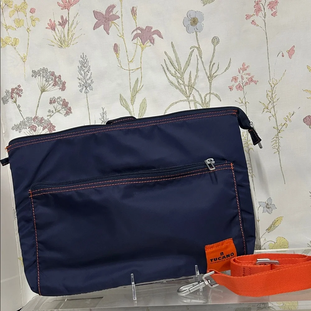 Tucano Lampo slim shoulder bag for iPads 13” MacBook pro air, Designed In Italy
